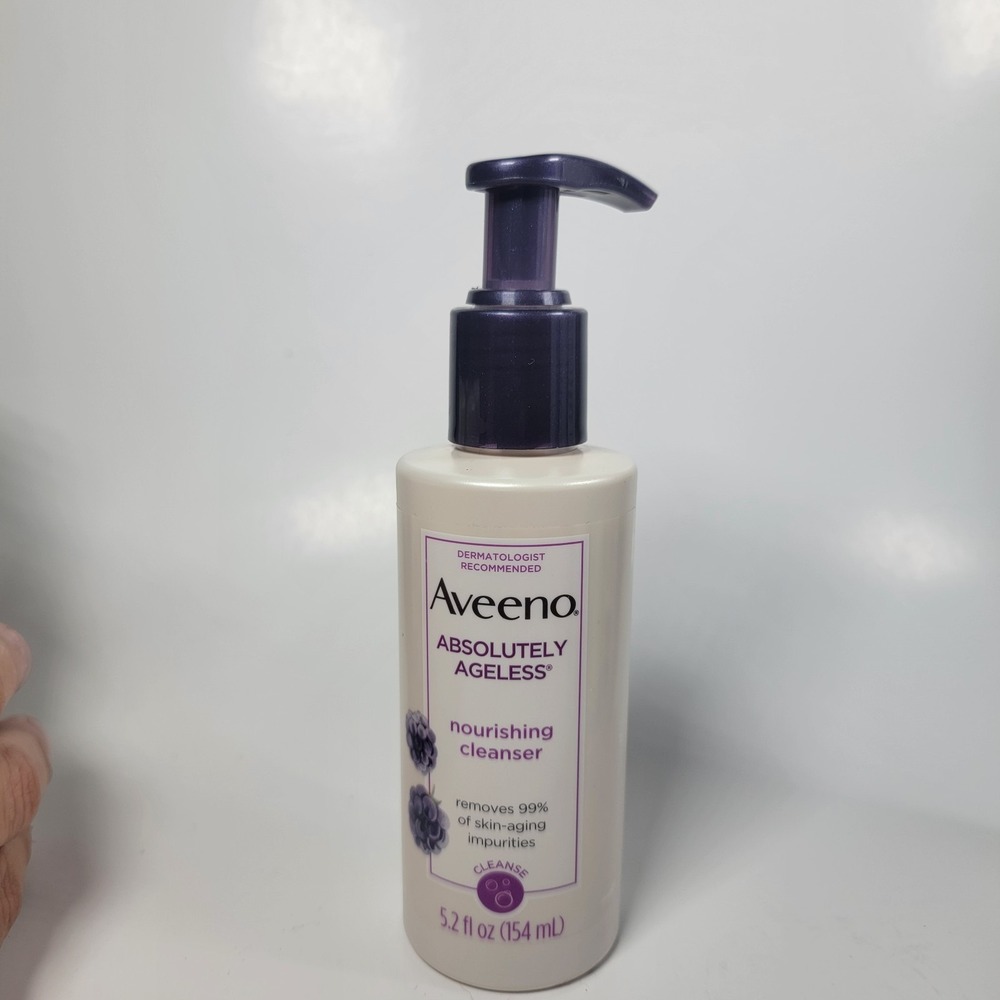 Aveeno Absolutely Ageless Nourishing Daily Facial Cleanser Blackberry, 5.2oz